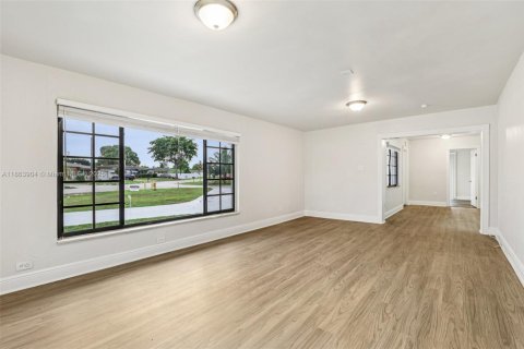 House in Miramar, Florida 3 bedrooms, 146.88 sq.m. № 1895958 - photo 13