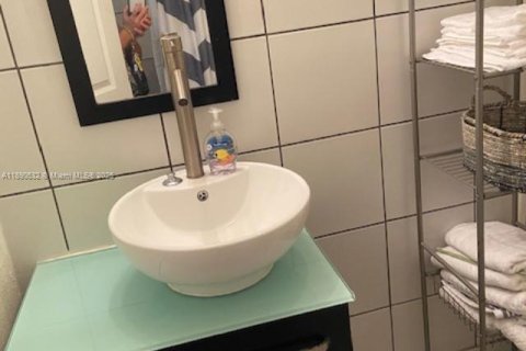 Condo in Palm Beach, Florida  № 2013254 - photo 17