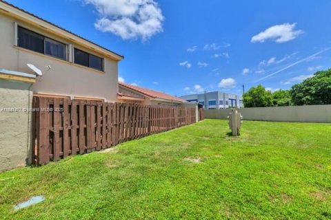 Townhouse in Hialeah, Florida 3 bedrooms, 146.97 sq.m. № 1850623 - photo 25
