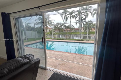 Снять в аренду виллу или дом в Пемброк-Пайнс, Флорида 4 спальни, 206.61м2, № 1924836 - фото 14