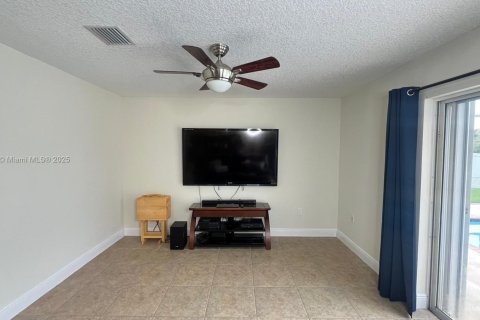 Снять в аренду виллу или дом в Пемброк-Пайнс, Флорида 4 спальни, 206.61м2, № 1924836 - фото 12