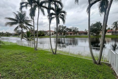 Снять в аренду виллу или дом в Пемброк-Пайнс, Флорида 4 спальни, 206.61м2, № 1924836 - фото 17