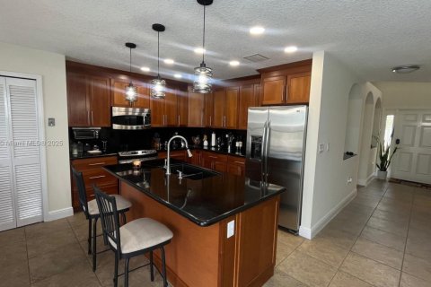 Снять в аренду виллу или дом в Пемброк-Пайнс, Флорида 4 спальни, 206.61м2, № 1924836 - фото 11