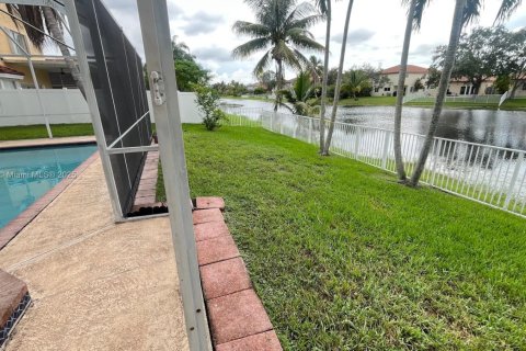 Снять в аренду виллу или дом в Пемброк-Пайнс, Флорида 4 спальни, 206.61м2, № 1924836 - фото 19