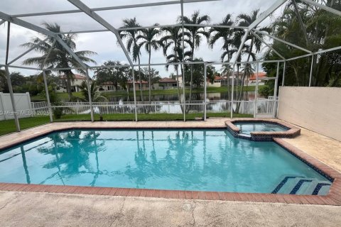 Снять в аренду виллу или дом в Пемброк-Пайнс, Флорида 4 спальни, 206.61м2, № 1924836 - фото 1