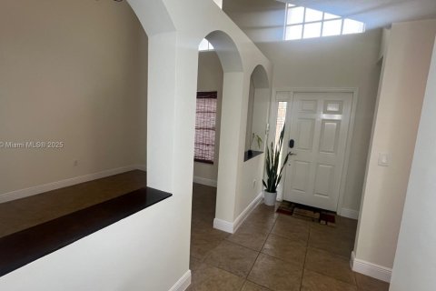 Снять в аренду виллу или дом в Пемброк-Пайнс, Флорида 4 спальни, 206.61м2, № 1924836 - фото 5