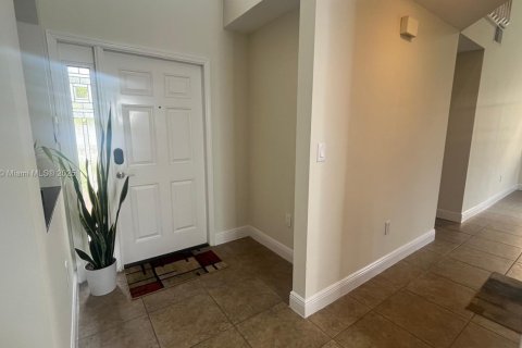 Снять в аренду виллу или дом в Пемброк-Пайнс, Флорида 4 спальни, 206.61м2, № 1924836 - фото 4