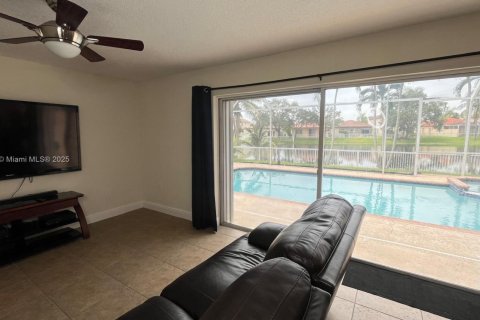 Снять в аренду виллу или дом в Пемброк-Пайнс, Флорида 4 спальни, 206.61м2, № 1924836 - фото 13