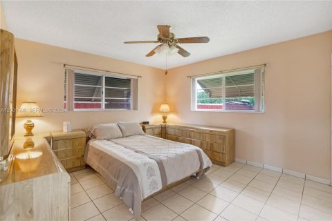 House in Miami, Florida 3 bedrooms, 150.32 sq.m. № 2066272 - photo 6