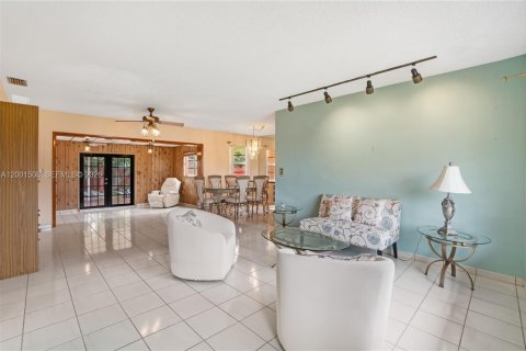 House in Miami, Florida 3 bedrooms, 150.32 sq.m. № 2066272 - photo 3