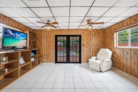 House in Miami, Florida 3 bedrooms, 150.32 sq.m. № 2066272 - photo 12