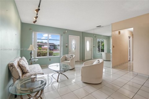 House in Miami, Florida 3 bedrooms, 150.32 sq.m. № 2066272 - photo 2