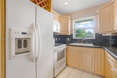 House in Miami, Florida 3 bedrooms, 150.32 sq.m. № 2066272 - photo 15