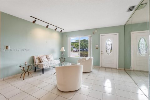 House in Miami, Florida 3 bedrooms, 150.32 sq.m. № 2066272 - photo 11