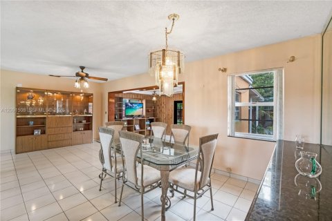 House in Miami, Florida 3 bedrooms, 150.32 sq.m. № 2066272 - photo 14