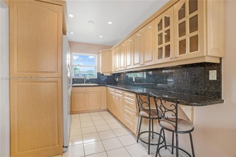 House in Miami, Florida 3 bedrooms, 150.32 sq.m. № 2066272 - photo 17