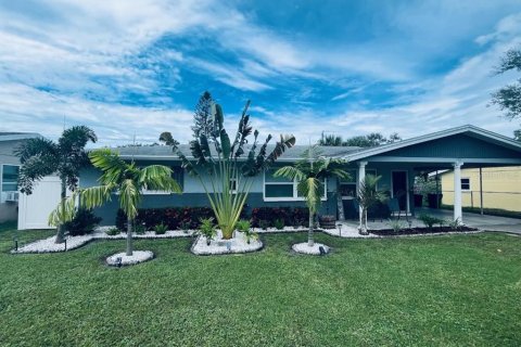 House in Seminole, Florida 3 bedrooms, 103.31 sq.m. № 1906156 - photo 20