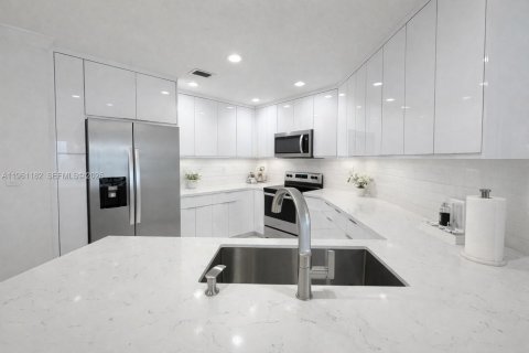 Touwnhouse à vendre à Miami, Floride: 4 chambres, 123.28 m2 № 2022114 - photo 7