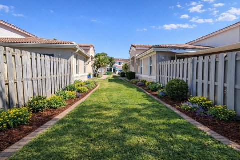 Touwnhouse à vendre à Miami, Floride: 4 chambres, 123.28 m2 № 2022114 - photo 16