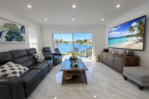 Touwnhouse à vendre à Miami, Floride: 4 chambres, 123.28 m2 № 2022114 - photo 3