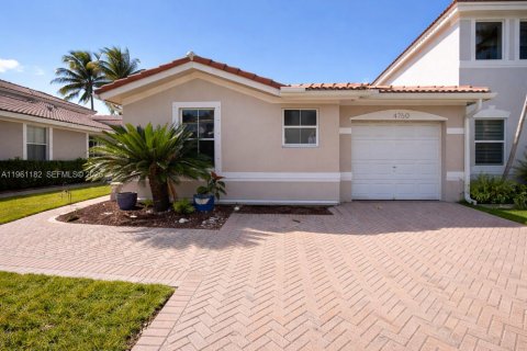 Touwnhouse à vendre à Miami, Floride: 4 chambres, 123.28 m2 № 2022114 - photo 2