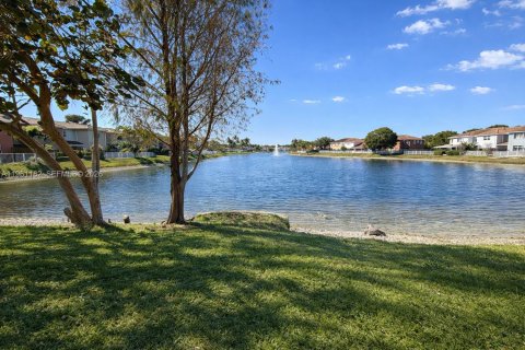 Touwnhouse à vendre à Miami, Floride: 4 chambres, 123.28 m2 № 2022114 - photo 17