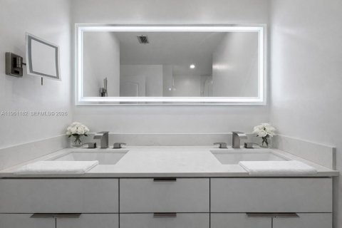 Touwnhouse à vendre à Miami, Floride: 4 chambres, 123.28 m2 № 2022114 - photo 11