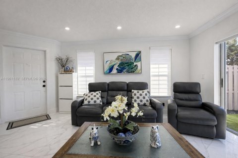 Touwnhouse à vendre à Miami, Floride: 4 chambres, 123.28 m2 № 2022114 - photo 6