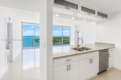 Condominio en alquiler en North Bay Village, Florida, 2 dormitorios, 95.69 m2 № 2085071 - foto 2