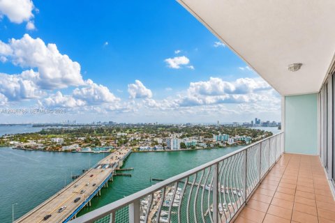 Condominio en alquiler en North Bay Village, Florida, 2 dormitorios, 95.69 m2 № 2085071 - foto 3