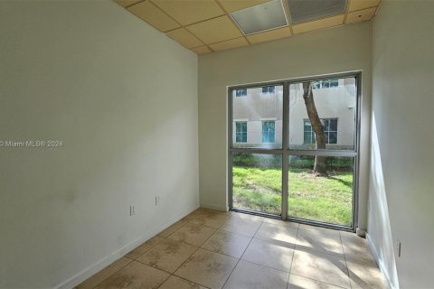 Commercial property in Miami, Florida № 1177161