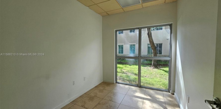 Commercial property in Miami, Florida № 1177161