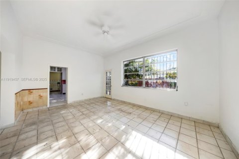 House in Hialeah, Florida 3 bedrooms, 239.69 sq.m. № 1985740 - photo 16