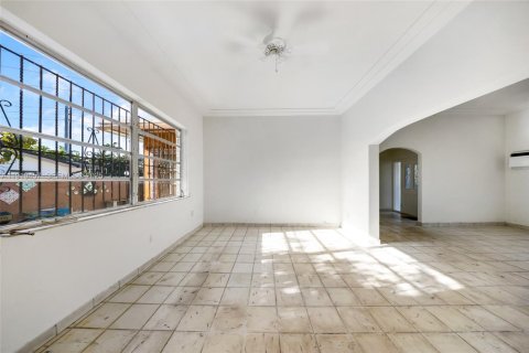 House in Hialeah, Florida 3 bedrooms, 239.69 sq.m. № 1985740 - photo 11