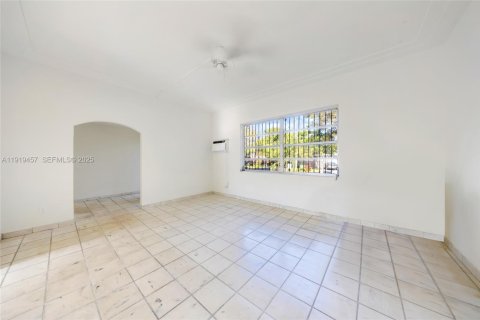 House in Hialeah, Florida 3 bedrooms, 239.69 sq.m. № 1985740 - photo 7