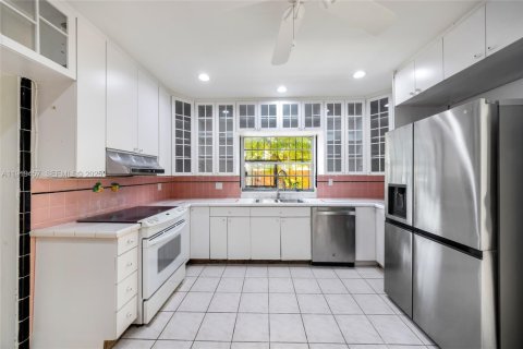 House in Hialeah, Florida 3 bedrooms, 239.69 sq.m. № 1985740 - photo 24