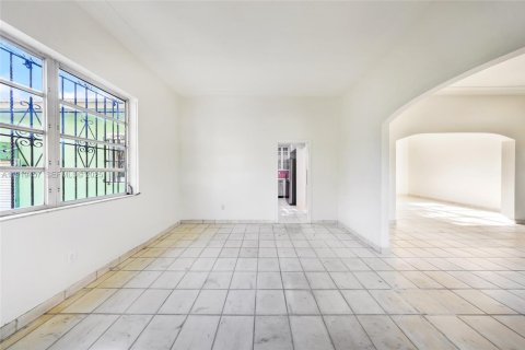 House in Hialeah, Florida 3 bedrooms, 239.69 sq.m. № 1985740 - photo 19