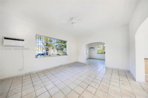 House in Hialeah, Florida 3 bedrooms, 239.69 sq.m. № 1985740 - photo 5