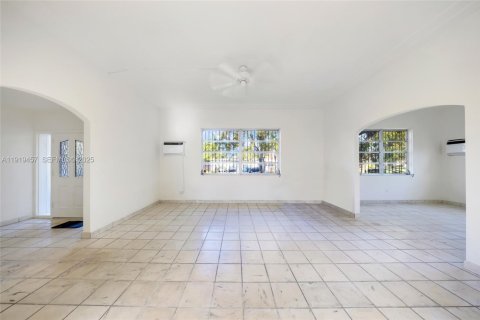 House in Hialeah, Florida 3 bedrooms, 239.69 sq.m. № 1985740 - photo 6