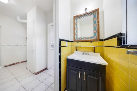 House in Hialeah, Florida 3 bedrooms, 239.69 sq.m. № 1985740 - photo 30