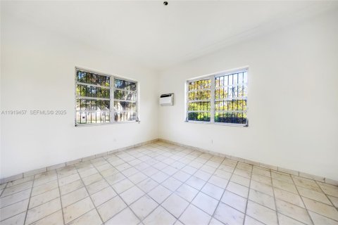 House in Hialeah, Florida 3 bedrooms, 239.69 sq.m. № 1985740 - photo 17