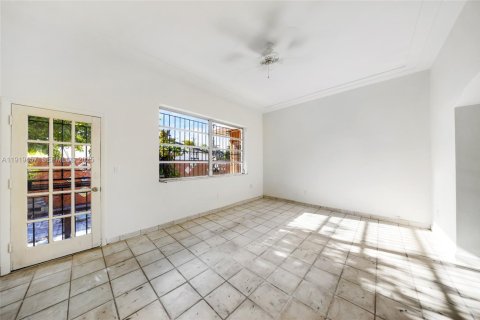 House in Hialeah, Florida 3 bedrooms, 239.69 sq.m. № 1985740 - photo 10