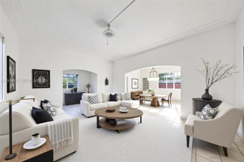 House in Hialeah, Florida 3 bedrooms, 239.69 sq.m. № 1985740 - photo 1