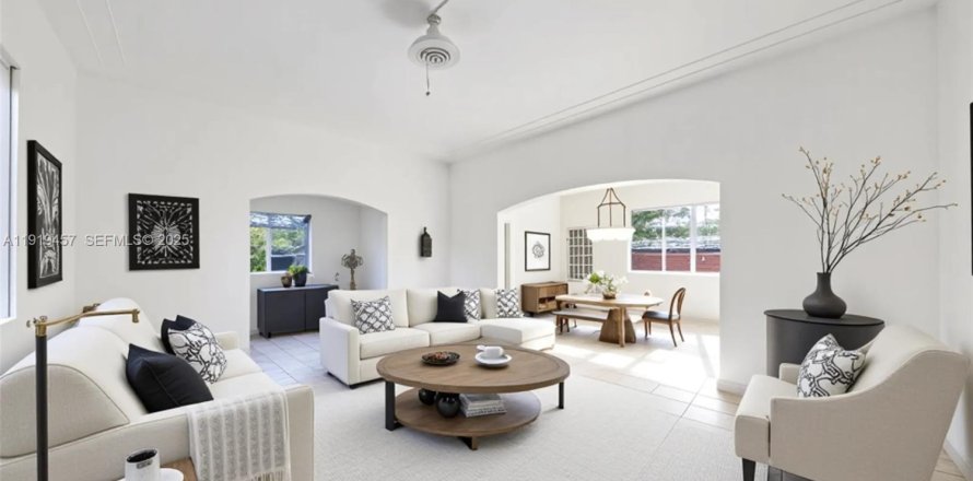 House in Hialeah, Florida 3 bedrooms, 239.69 sq.m. № 1985740