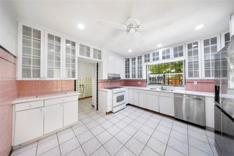 House in Hialeah, Florida 3 bedrooms, 239.69 sq.m. № 1985740 - photo 23