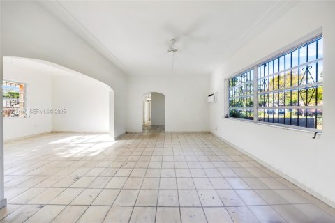 House in Hialeah, Florida 3 bedrooms, 239.69 sq.m. № 1985740 - photo 8