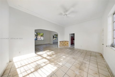 House in Hialeah, Florida 3 bedrooms, 239.69 sq.m. № 1985740 - photo 14