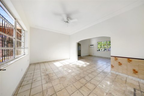House in Hialeah, Florida 3 bedrooms, 239.69 sq.m. № 1985740 - photo 12
