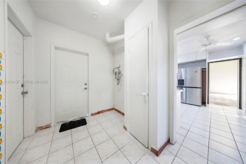 House in Hialeah, Florida 3 bedrooms, 239.69 sq.m. № 1985740 - photo 29