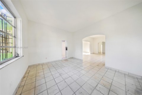 House in Hialeah, Florida 3 bedrooms, 239.69 sq.m. № 1985740 - photo 20